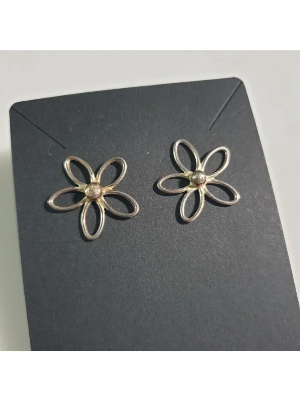 Unbranded minimalist flower